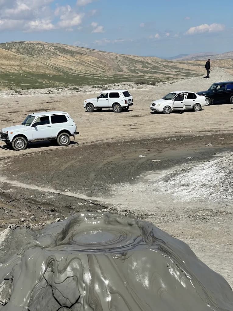 סיור יום בגובוסטאן ואבשרון מבאקו עם הרי געש בוציים, מקדש האש ויאנארדאג