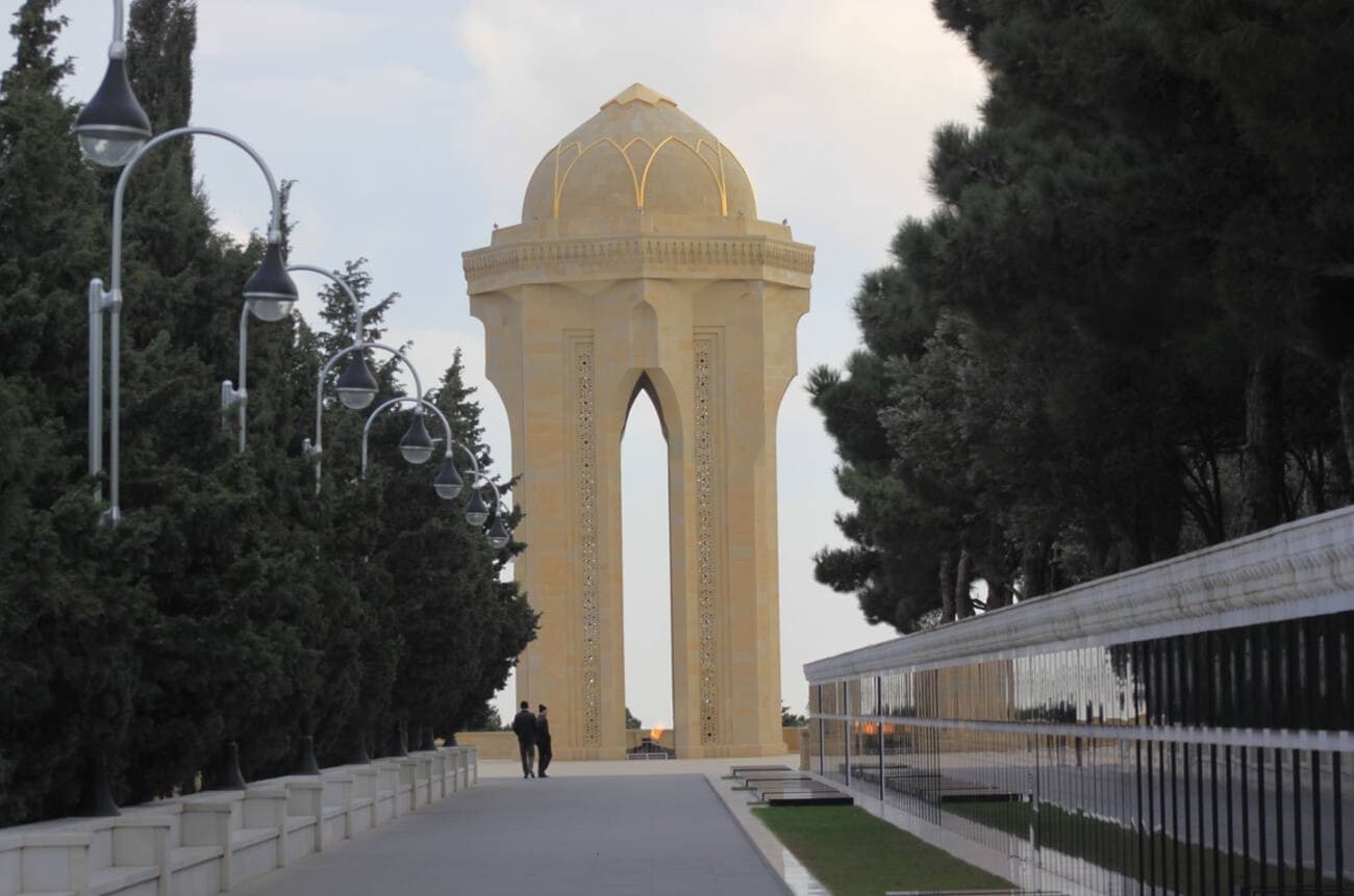 Private Baku City Tour by Car with Old City and Modern Highlights